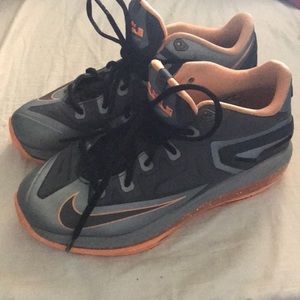 Nike LeBron XI Low Basketball Shoes Size 5 boys